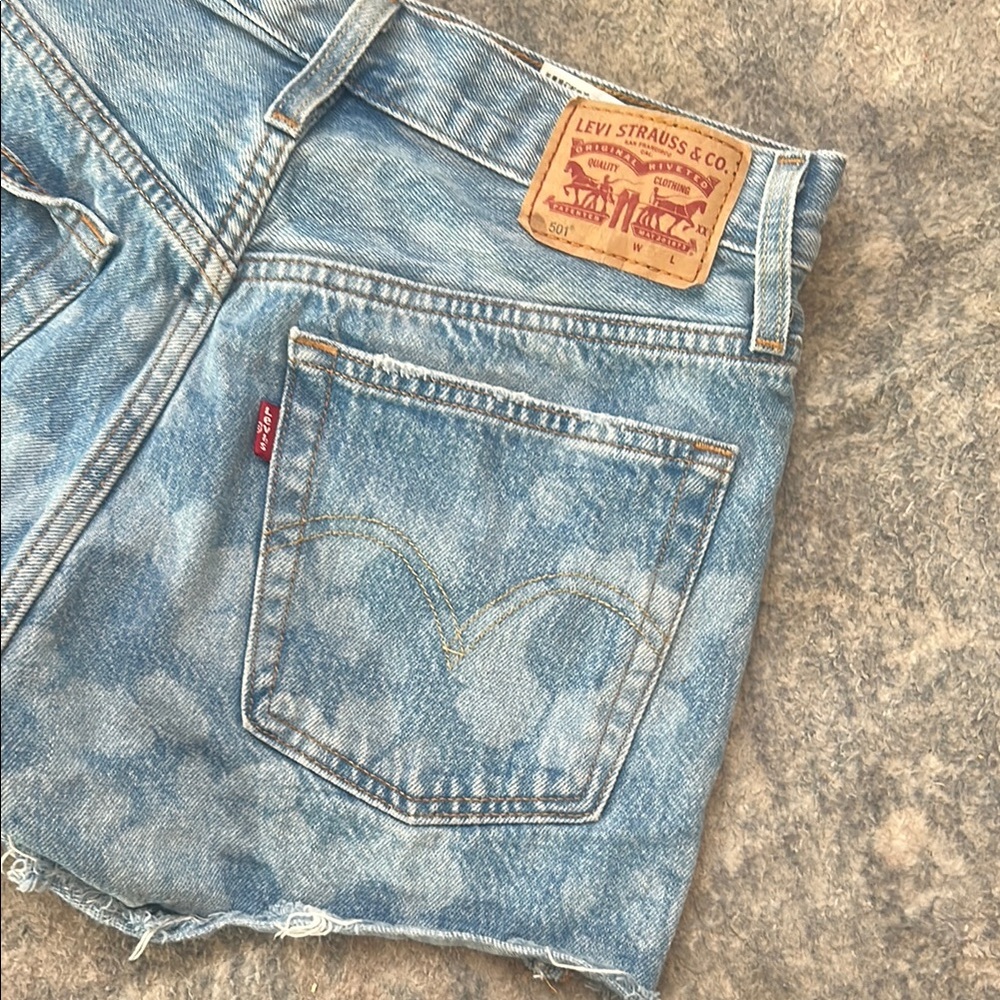 Levi's unique floral 501 Blue Denim Cutoff Shorts - Picture 2 of 6